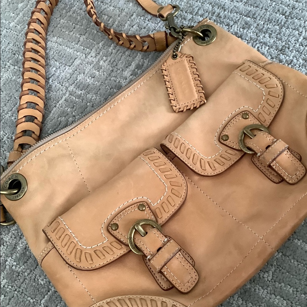 Hippie-chic, shoulder or cross body, great details.